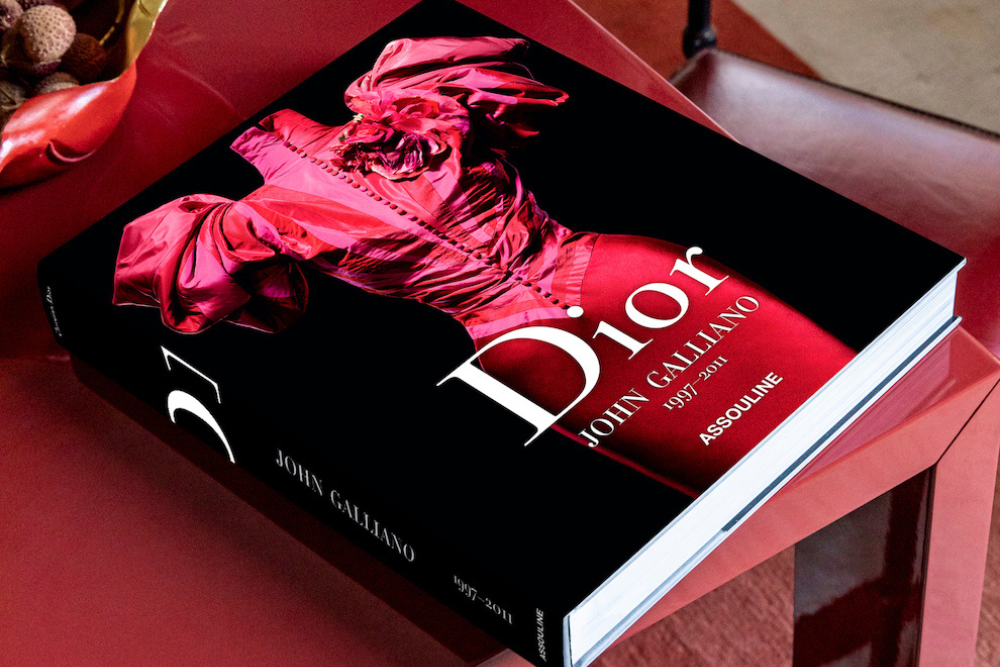 Livro decorativo sobre Dior da Assouline.