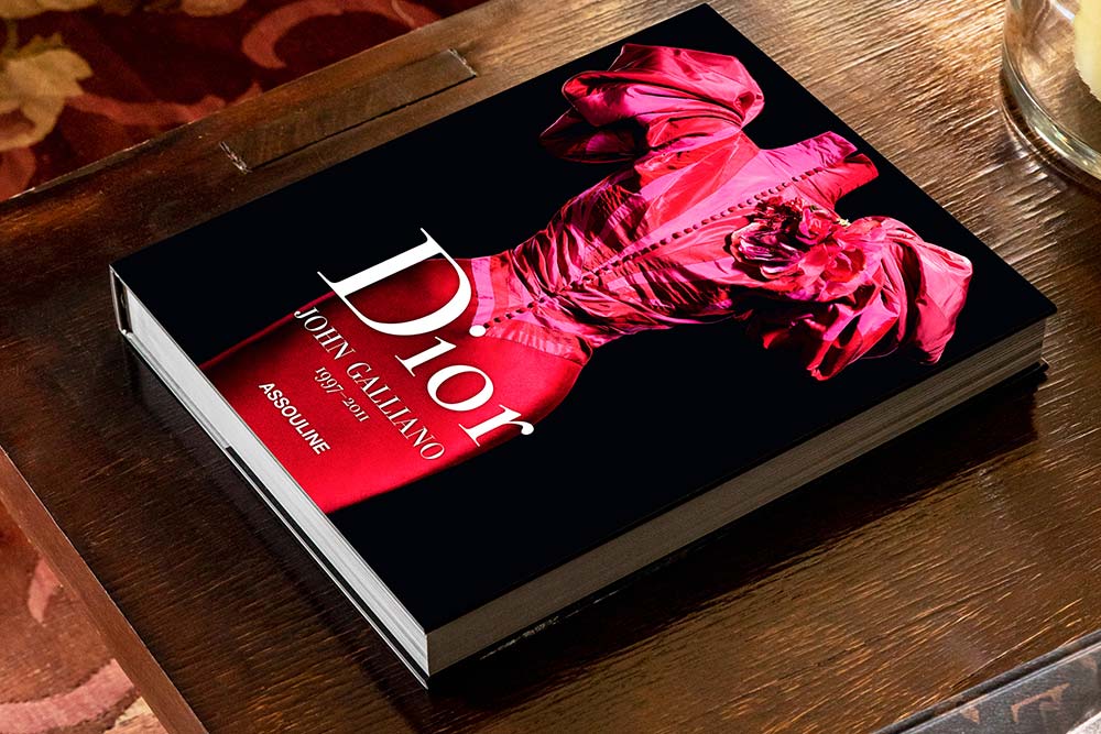 Livro decorativo sobre a marca Dior da Assouline.