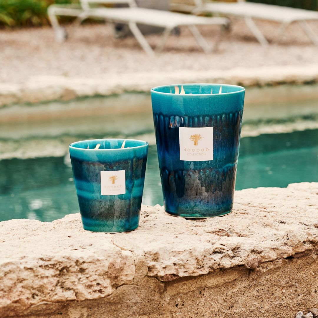 Velas da Baobab Collection azuis à beira da piscina com aroma mais fresco.